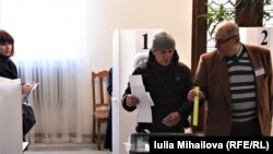 Alegerile într-o secţie de votare din Chişinău