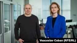 Autorul podcastului „În Esență...”, Eugen Urușciuc, alături de invitata sa - Cristina Durnea, juristă la CJI, în redacția Europei Libere de la Chișinău.