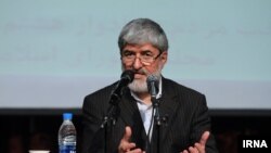  مطهری می‌گوید، رئیس‌جمهور نیز به عنوان مسئول اجرای قانون اساسی درباره حصر رهبران جنبش سبز «کوتاهی کرده است.»