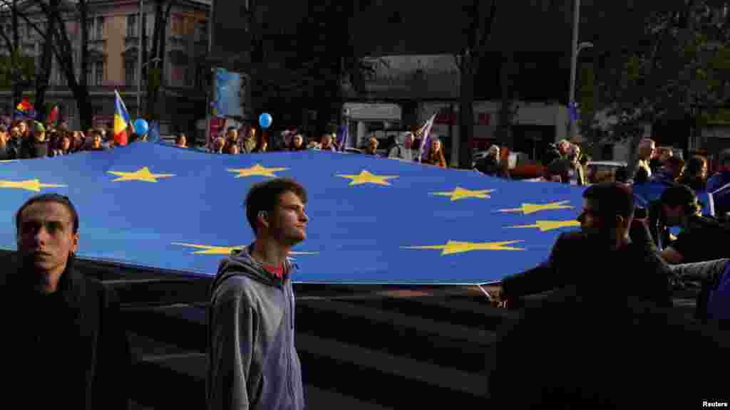 Pénteken Orbán Viktor elismerően beszélt az AUR elnökjelöltjéről: „Tegnap a román elnökjelöltek vitájában megszólították Magyarországot a kereszténység kapcsán. Az egyik jelölt, Simion úr ezt mondta, idézem: »Most a nemzetek Európájának, a keresztény Európának van itt az ideje, amelyben harcolni fogunk a jogunkért, hogy európai polgárok legyünk.« Ezt nem Magyarországon mondták, hanem a szomszédos Romániában. Teljesen egyetértünk. Történelmi sorsközösségben élünk a románokkal. Nem szólunk bele a most folyó román elnökválasztási küzdelembe, de annyit üzenünk innen, a Kárpát-medence közepéről, e szimbolikus helyről, hogy biztosítjuk Románia népét és jövendő elnökét, hogy mi az összefogás és az együttműködés talaján állunk, ezért semmilyen elszigetelést, politikai retorziót nem fogunk támogatni Romániával és annak vezetőivel szemben."