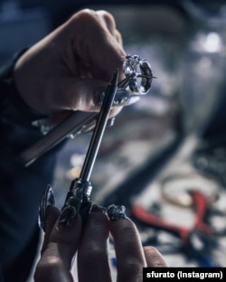 Мастерица создает украшение