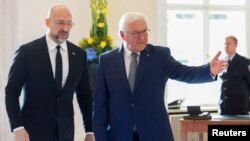 Njemački predsjednik Frank Steinmeier (desno) pozdravlja ukrajinskog premijera Denisa Šmihala u Berlinu, 4. septembar 2022.