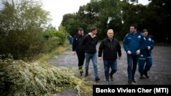 A Miniszterelnöki Sajtóiroda által közreadott képen Orbán Viktor megtekinti a vízügyesek árvíz elleni védekezését a Római-parton 2024. szeptember 15-én