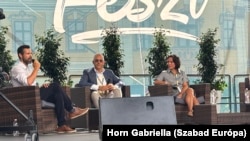 Orbán Ráhel a 2024-es MCC Fesztivál nagyszínpadán Esztergomban. A miniszterelnök lányát a szervezők "a magyar turisztikai ipar egyik meghatározó személyisége"-ként, a "BDPST Csoport kreatív igazgatójaként és a BDPST Koncept ügyvezetőjeként" mutatták az esemény programfüzetében