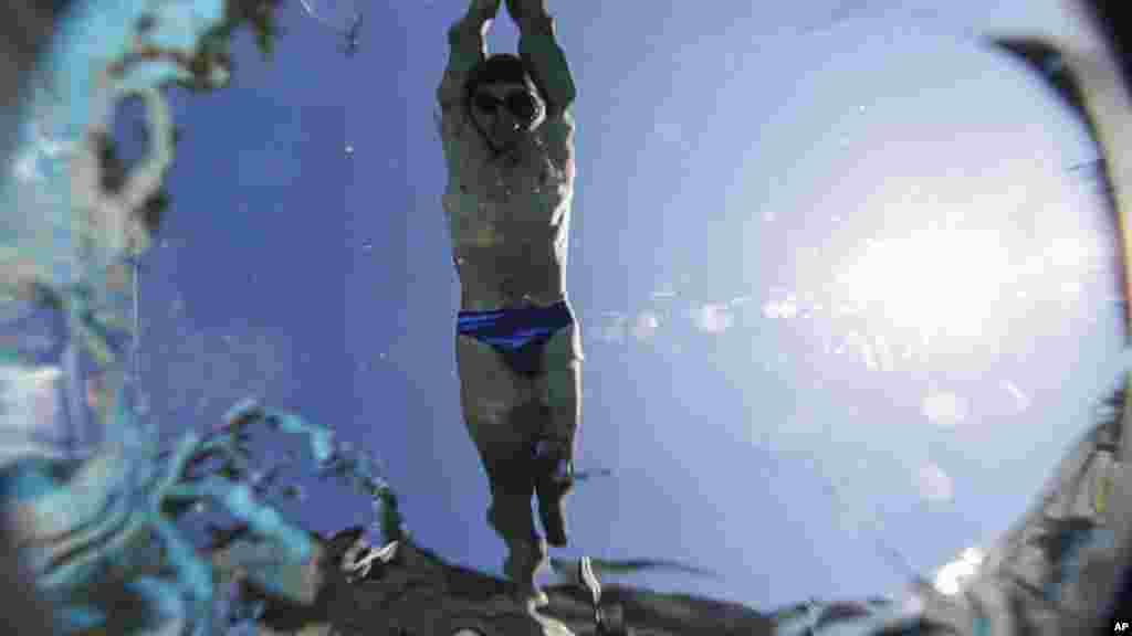 Pavlo Tovcik még augusztus 12-én, Kijevben egy felkészítő edzésen. A 47 éves férfi, aki gyerekként aktív úszó volt, soha nem gondolta volna, hogy az úszás egyszer életmentő lesz számára. Még mindig lábadozott a sérüléséből, amikor az orvosok elől is eltitkolva úszni kezdett. „A víz egyfajta megmentőm lett” – mondja. „Akkoriban minden zavarosnak tűnt. De a vízben a gondolataim, az erőm, a testem – minden újra összeállt. Újra önmagam lettem. Csak... másmilyen.”