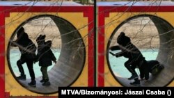 Gyerekek próbálják ki a forgó hordót a budapesti Gellért-hegy parkjában 2020. december 25-én