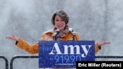 Senatorica Amy Klobuchar nakon proglašavanja kandidature za demokratsku predsjedničku nominaciju, veljača 2019.