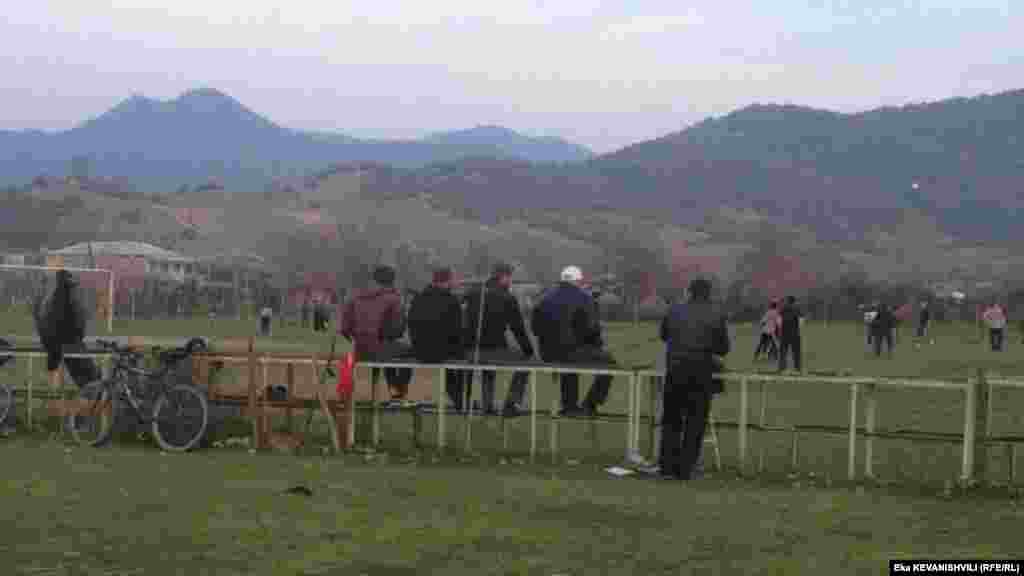 დუისელი ახალგაზრდები ფეხბურთის თამაშს უყურებენ