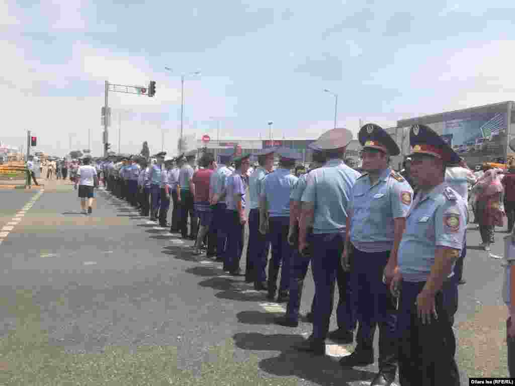 На улице недалеко от мечети все это время стояли десятки полицейских.&nbsp;