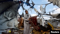 Palestinka nosi molitvenu prostirku na mjestu noćnog izraelskog napada na šator u gradu Gazi, 8.septembra 2025. 