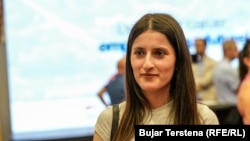 Shkurte Ymeri duke biseduar me Radion Evropa e Lirë.