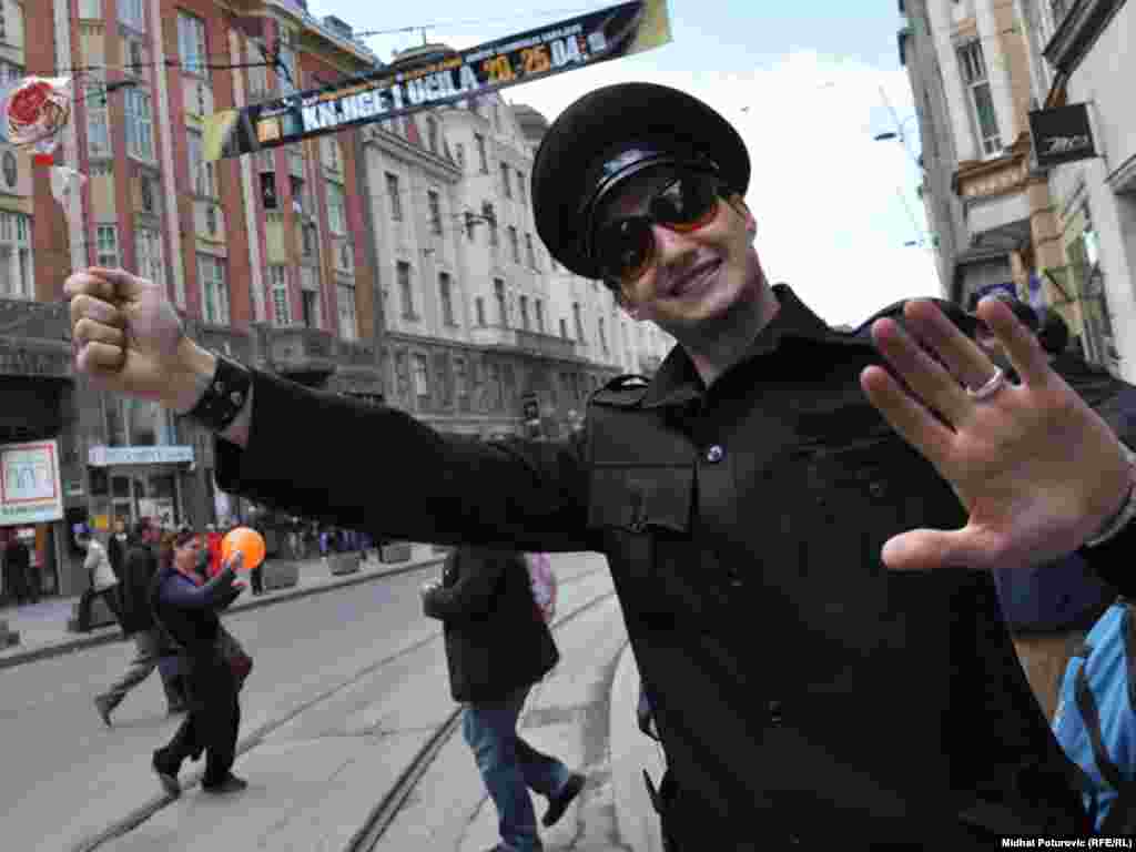 Udruženje za razvoj i promicanje umjetničke djelatnosti "Magacin Kabare" priredilo je na gradskim ulicama neobični performans "Rejon sreće", obilježavajući time 6. april, Dan Grada Sarajeva, Foto: Midhat Poturović