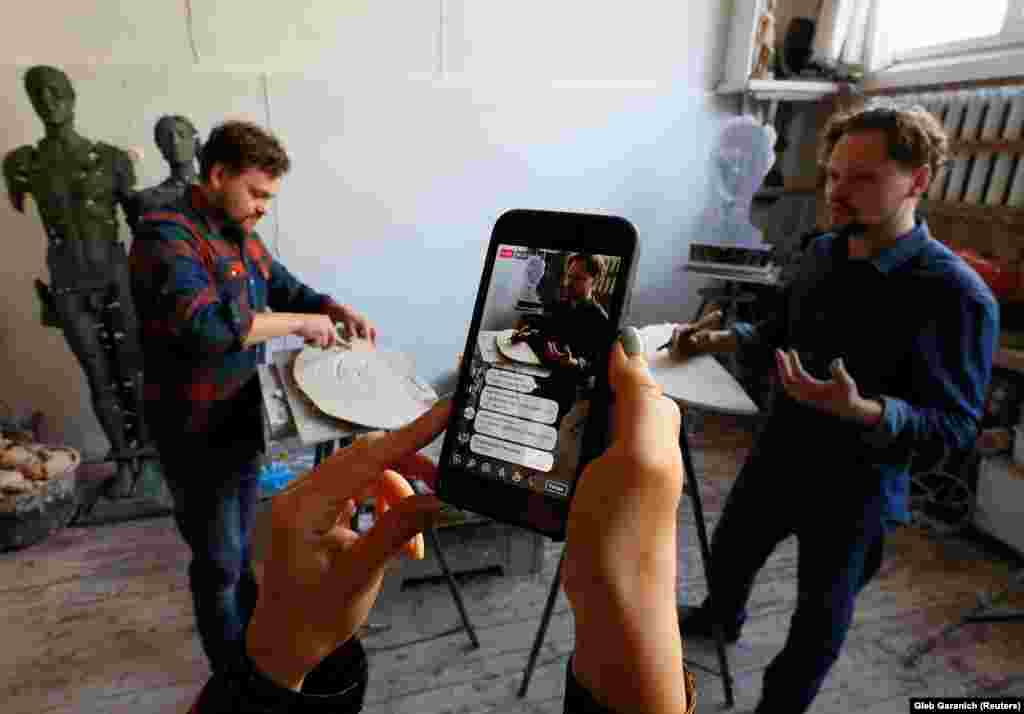 Dva brata umetnika, Nikita i Egor Zigura, organizuju javnu aukciju iz njihovog studija u Kijevu, 13. aprila 2020. godine. Skupljali su novac za glavnu ukrajinsku dečiju bolnicu.&nbsp;