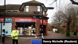 Poliţist, lângă banca pe care a fost găsit fostul spion Serghei Skripal
