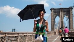 Eksperti ističu da su mnogi potrošači u SAD spremni da plate veće cijene nego što bi inače mogli nakon što su proveli više od godinu dana zatvoreni kod kuće. Brooklynski most u New Yorku, 30. juni 2021. 