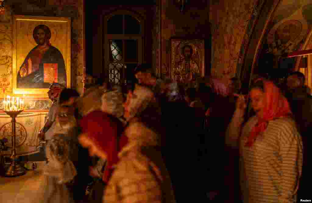 Vjernici u hramu Pokrova Presvete Bogorodice povodom Uskrsa, Moskva, Rusija 20. aprila 2025.