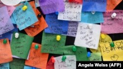 Újévi vágyak, álmok, fogadalmak a kívánságfalon a Times Square-en 2020. december 28-án, New Yorkban