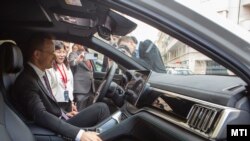 Szijjártó Péter a BYD elektromos autójában a kínai autógyártó budapesti beszállítói fórumán 2024. október 15-én