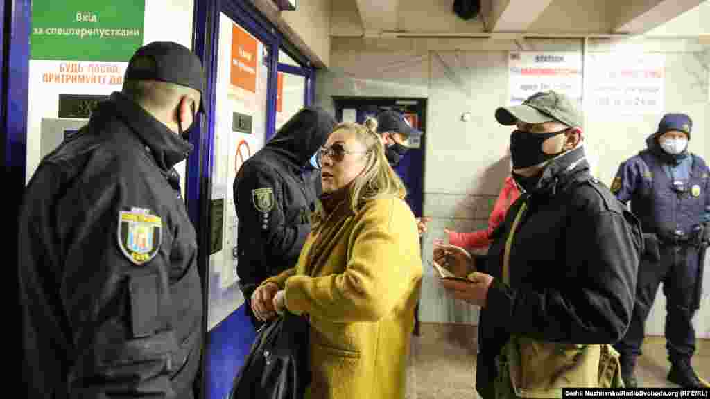 Жінка свариться з працівником поліції у зв&rsquo;язку з відсутністю спеціальної перепустки для&nbsp; пасажирів у перший день&nbsp;локдауну в Києві, 5 квітня 2021 року. ФОТОГАЛЕРЕЯ:&nbsp;Перший день локдауну в Києві
