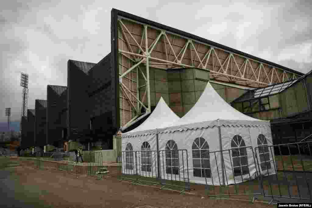 Trijažni šator koji je postavljen ispred dvorane Zetra