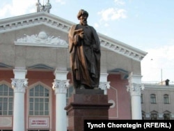 Памятник Жусупу Баласагыну перед главным зданием КНУ, носящего его имя. 14.5.2015.