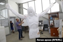Скулпторът Красимир Ломски с гипсовата фигура на Исус в леярната "Марковстудио".