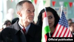 Кен Гросс-сафири Амрико дар Тоҷикистон 