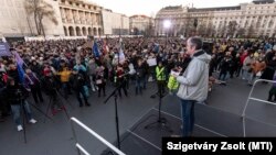 Hadházy Ákos független országgyűlési képviselő beszél a Momentum felhívására, a gyülekezési jog – az Országgyűlés által elfogadott – módosítása ellen tartott tüntetésen Budapesten, a Parlament előtti Kossuth téren 2025. március 18-án