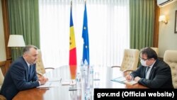 Premierul Ion Chicu (dreapta) și ambasadorul UE Peter Michalko