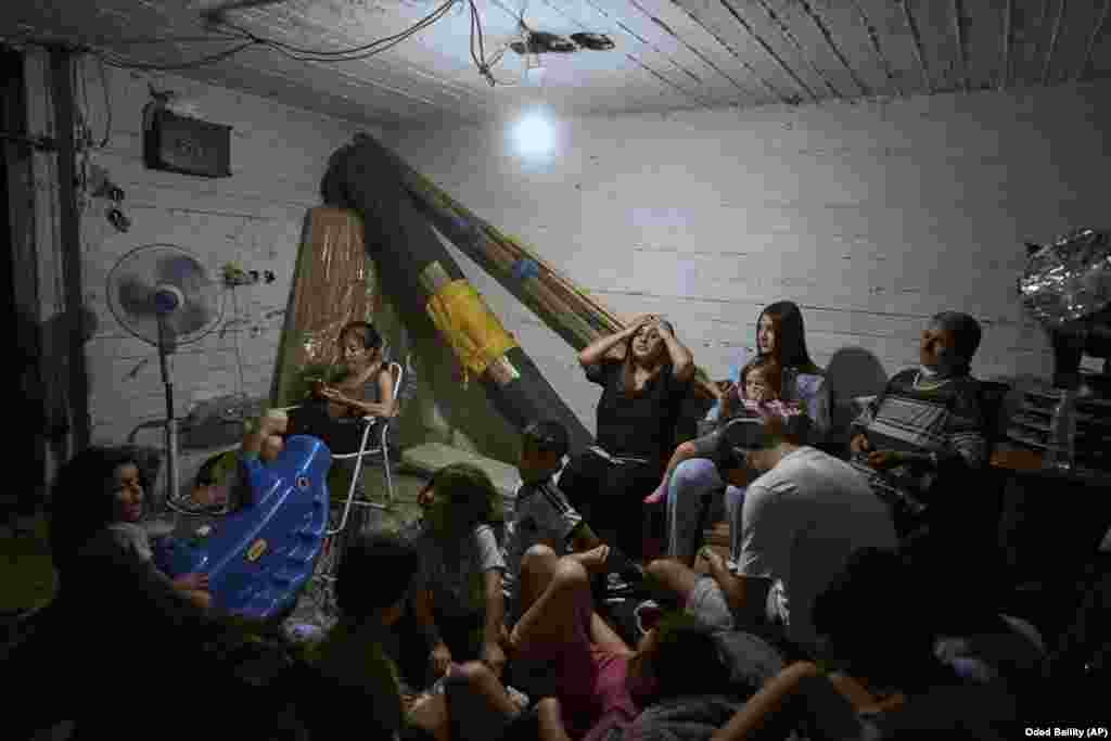 Izraelitë duke u strehuar gjatë sirenave paralajmëruese për sulme ajrore nga Irani, në Bnei Brak, afër Tel Avivit, më 17 qershor.