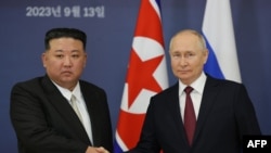 Presidenti rus, Vladimir Putin (djathtas) me liderin verikorean, Kim Jong-un, në një takim muaj më parë.