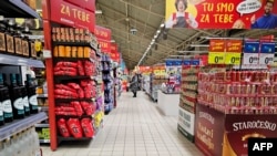 Disa konsumatorë duke blerë gjëra ushqimore në një dyqan në Zagreb më 24 janar, kur qytetarët bojkotuan në masë të madhe blerjet. Thirrje për bojkot të blerjeve janë bërë edhe në shtete të tjera të Ballkanit Perëndimor. 