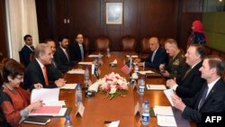 د امریکا د بهرنیو چارو وزیر مایک پامپیو له خپل پاکستاني سیال شاه محمود قرېشي او نورو چارواکیو سره د غونډې مهال. ۵ سېپټمبر ۲۰۱۸