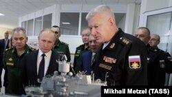 Главнокомандующий Военно-морским флотом России Николай Евменов (справа), архивное фото 