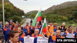 Работници от „Пътни строежи” блокираха пътя Русе - Свиленград в района на Велико Търново, с искания АПИ и държавата да започнат да разплащат средствата за изработените дейности и за зимното поддържане.