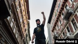 Az egyik kivétel: Molnár Áron színész-aktivista. Nem jellemző, hogy a fiatalok aktívak lennének.