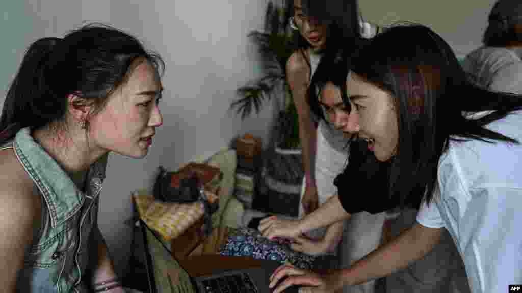 A nők növekvő gazdasági függetlensége, valamint a szélesebb körben elérhetővé vált oktatás sokkal több választási lehetőséget kínál a nők számára, hogy hogyan, hol és kivel/ kikkel éljenek - mondja a 29 éves Yuan Xiaoqian. „Többet tudunk törődni saját magunkkal, jobban oda tudunk figyelni a saját igényeinkre.” A közösségi média is alternatív életmódokat mutat be a nőknek – különösen a Rednote, amely egyre több lehetőséget kínál a közösségkeresésre