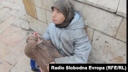 Самохрана мајка со двегодишно дете, питачи во центарот на Скопје.
