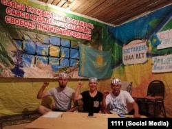 Солдан оңға қарай: Дастан Базенов, Маруа Ескендірова және Амангелді Оразбаев "Саяси тұтқындарға бостандық!" талабымен аштық жариялап отыр. Белсенді Орынбай Оқасовтың әлеуметтік желідегі парағында жарияланған сурет.