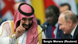 ولادیمیر پوتین، رئیس‌جمهوری روسیه (سمت راست) و محمد بن سلمان، ولیعهد سعودی