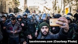 Teheran: Protestuesit bëjnë foto para ambasadës së sulmuar.