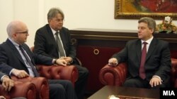 Дневник информира за поплаките од страна на претседателот Иванов до Рикер дека Грција не се ангажира за надминување на спорот за името