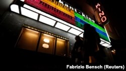 Ljudi šetaju pored zatvorenog kina u Njemačkoj