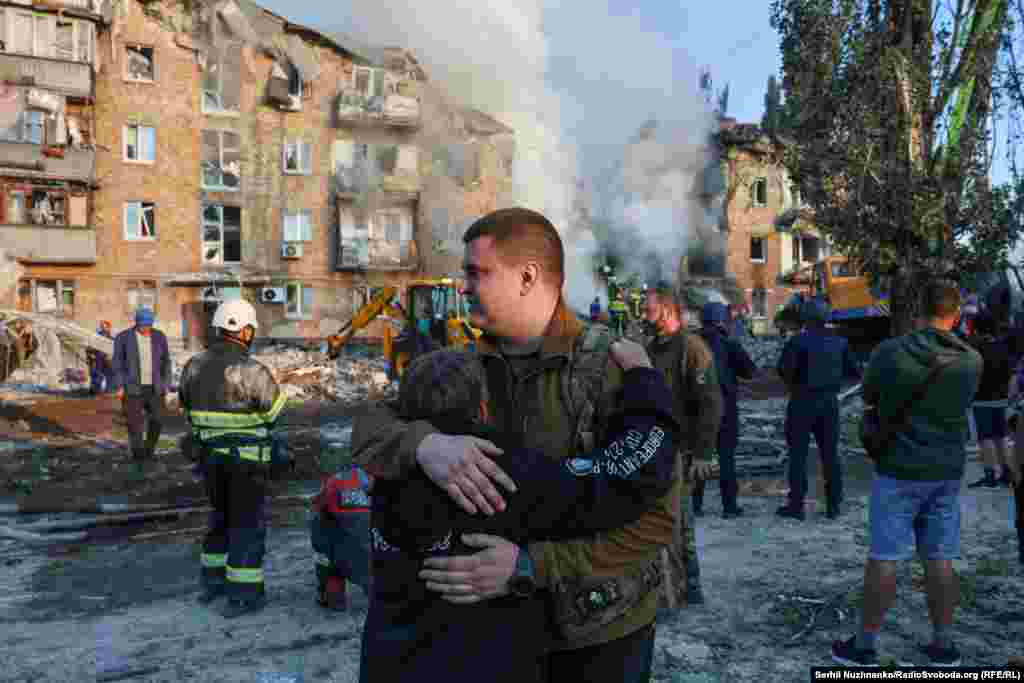 “Rusia i zgjedh raketat balistike në vend të tryezës së bisedimeve”, tha presidenti i Ukrainës, Volodymyr Zelensky. Rusia vazhdimisht mohon se sulmon objektivat civile.