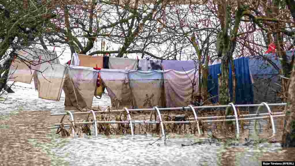 Rrobat e banorëve të fshatit Lepinë kanë mbetur jashtë, teksa ky vend është goditur nga vërshimet.&nbsp;