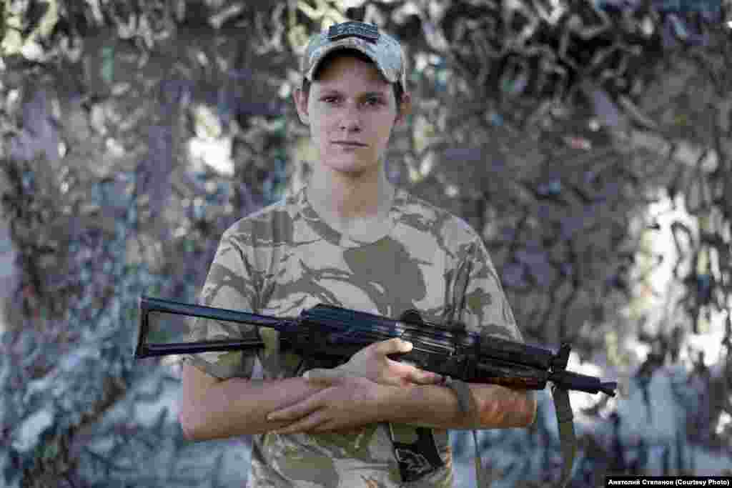 Oleksandra, dvadesetogodišnja vojnica koja je Stepanovu rekla da je &quot;od djetinjstva htjela u vojsku&quot;. Fotografija je načinjena u blizini Novotoškovskog u septembru 2018. Najnoviji projekat fotografa, nazvan Independent, fokusira se na borce poput Oleksandre, čija mladost znači da su samo poznavali ukrajinsku nezavisnost.