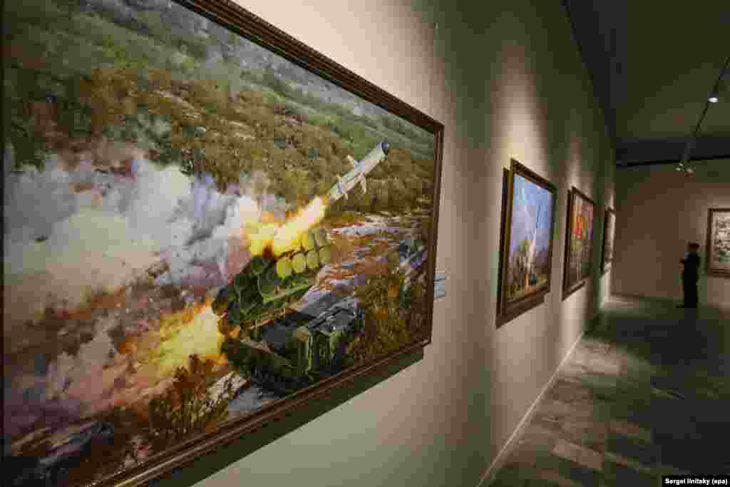 Еще одна картина с московской выставки: "Наша сила - ракета Padasuri 6". Наряду с изображениями, связанными с войной, здесь представлены и пейзажи, а также картины, в идеализированном виде представляющие повседневную жизнь в Северной Корее. Всего на выставке 123 экспоната.