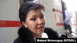 Дарига Назарбаева знакомит журналистов с возможностями диагностической машины, купленной ее фондом «Асар-береке». Алматы, 11 ноября 2010 года. 