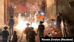 Izraelske snage bezbednosti su drugu noć ispaljivale šok bombe na Palestince, 9. maj 2021. 