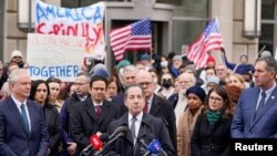 Џејми Раскин, демократ од Мериленд, пред зградата на УСАИД во Вашингтон, откако милијардерот Илон Маск, надлежен за намалување на владините трошоци, рече дека ќе се затвори агенцијата